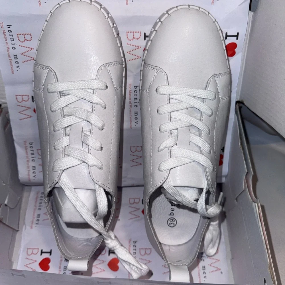 bernie mev. Aya White Memory Foam Platform Sneakers, Size 39 NEW